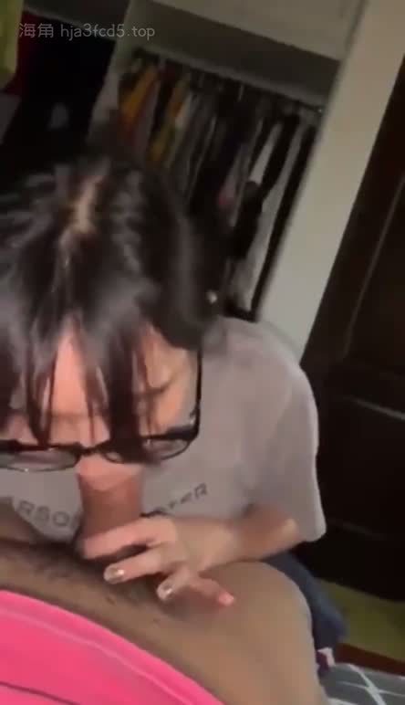 眼镜娘学生妹，衣服一脱胸好大