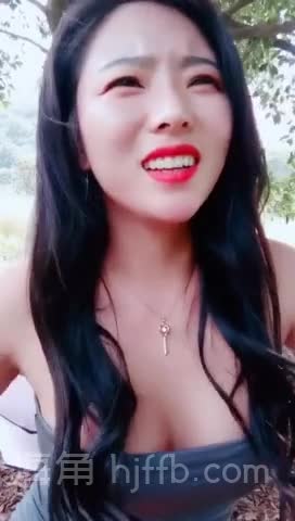 美女主播给环卫大爷送福利