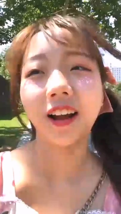 也让她骚穴和车头灯能够亲近大自然～