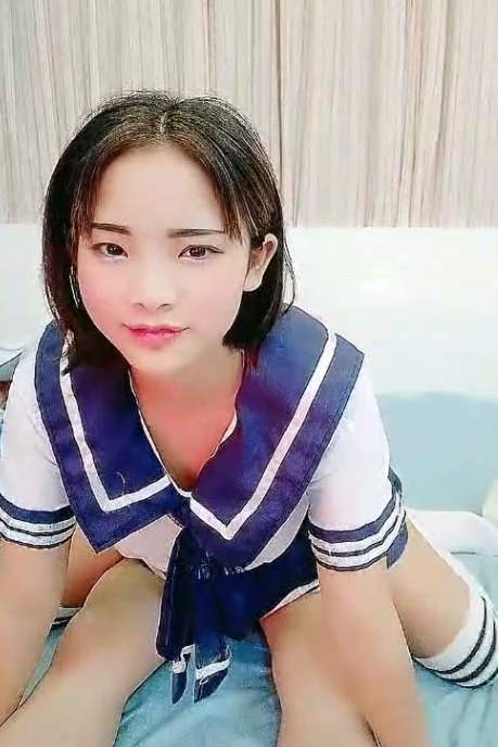 《2》制服白丝袜学妹跟他的小哥激情性爱，逼里插着道具让小哥草嘴，各种抽插爆草把小骚穴