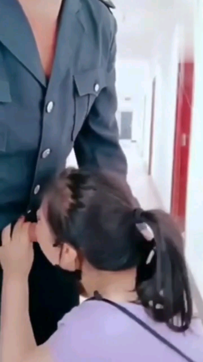 真实勾引离异少妇调戏保安老爷爷楼梯间大战!