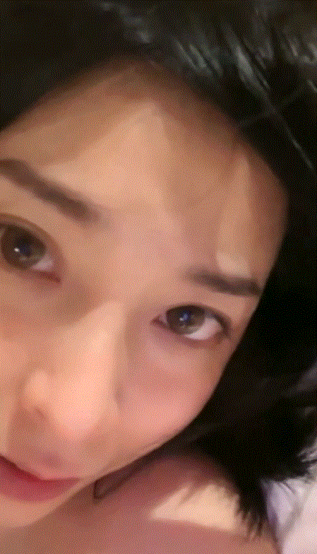 苗窕大奶美骚妇挑逗老公激情啪啪
