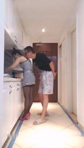 厨房骚扰小骚货 厨房干到床上激情啪啪 十分诱人