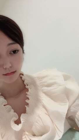 我叫刘雅思，女性高潮增强液，拿着避孕套陷入沉思，最后骚穴想要了，跑到厕所自慰一番，尿尿特写！