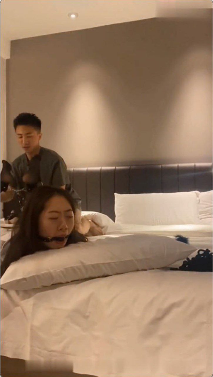 网爆门事件长春厦航空姐 刚结婚三个月，给老公带绿帽，就被富二代调教成母狗，无套啪啪