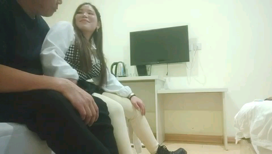 【渣男自拍】酒店约会大胸少妇，骚气逼人，老公喊不停，激情女上位，淫穴水汪汪，浪叫呻吟不止！