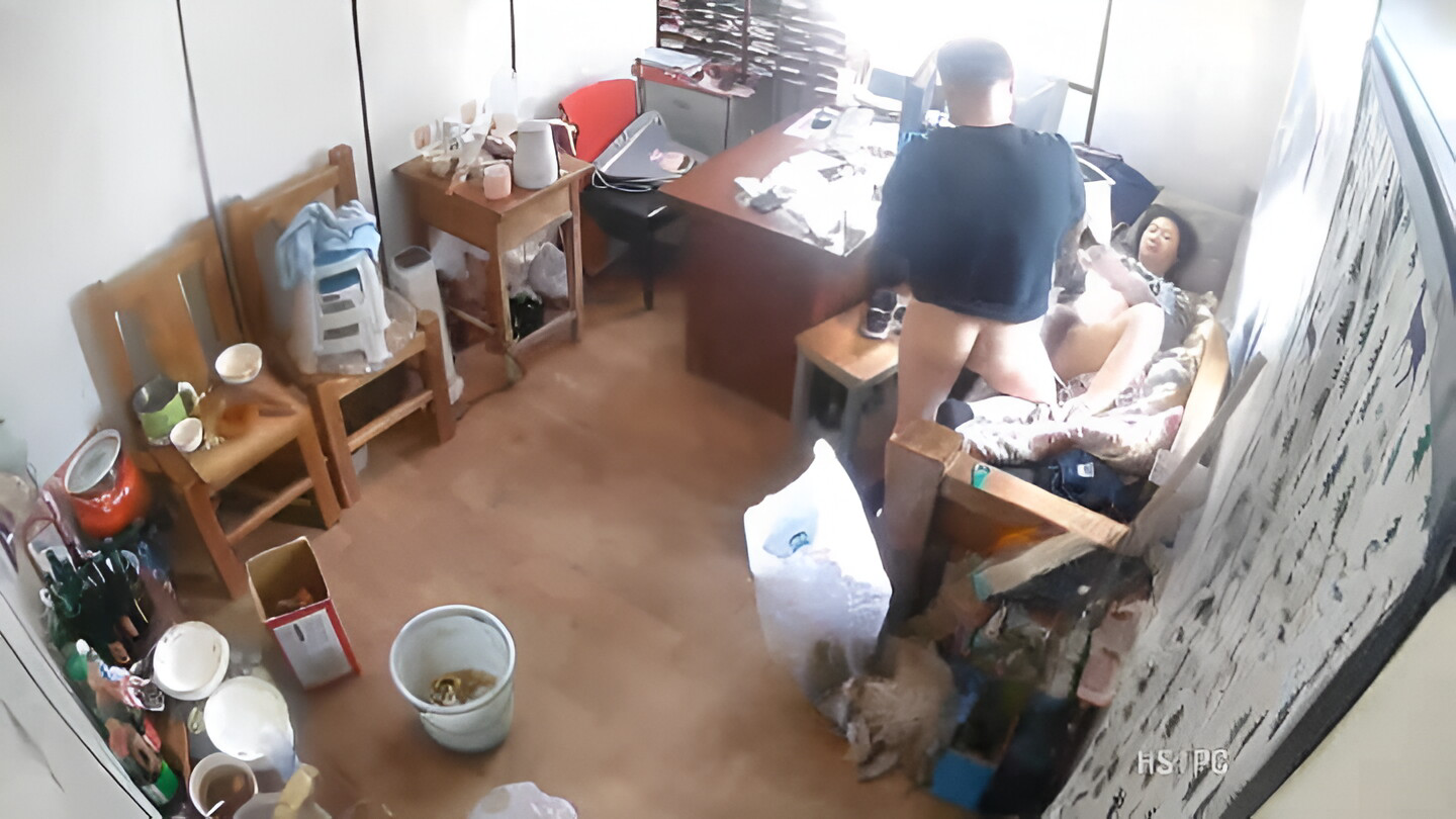 监控下办公室就干起来了