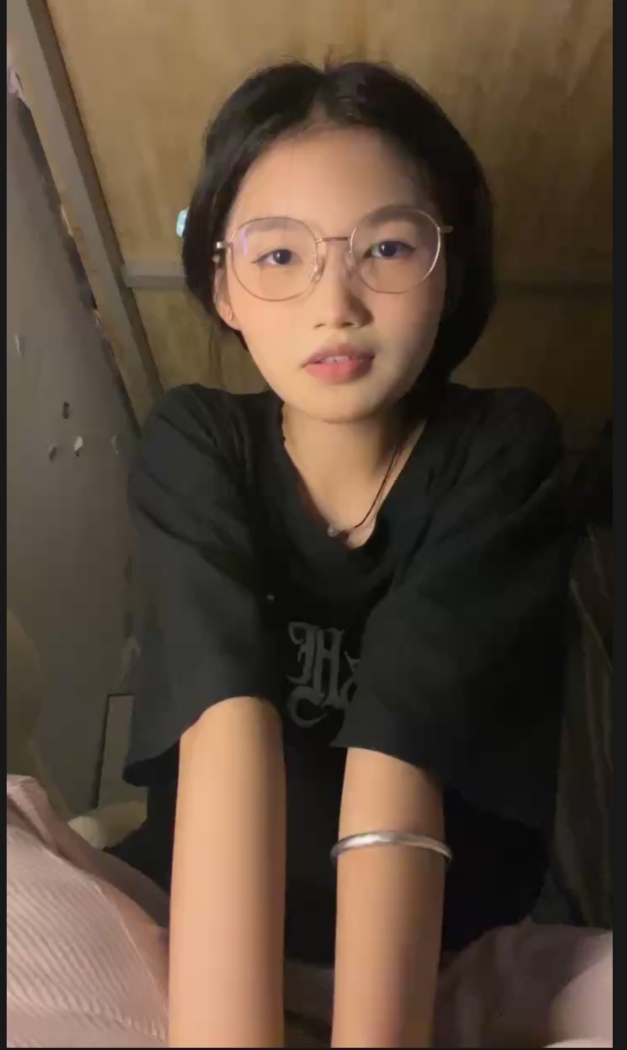 【吃瓜】萝莉妹和渣男打视频自慰！被渣男录下自慰视频，这眼镜妹真清纯！