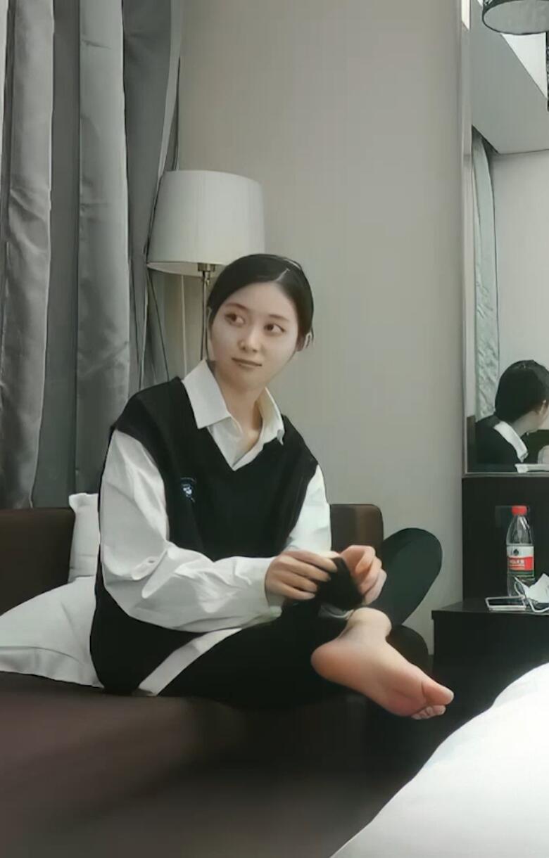 再清纯的妹子，在钱面前不堪一击
