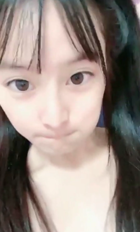 18超清纯嫩妹手指插入 ，无毛粉穴液体不停流