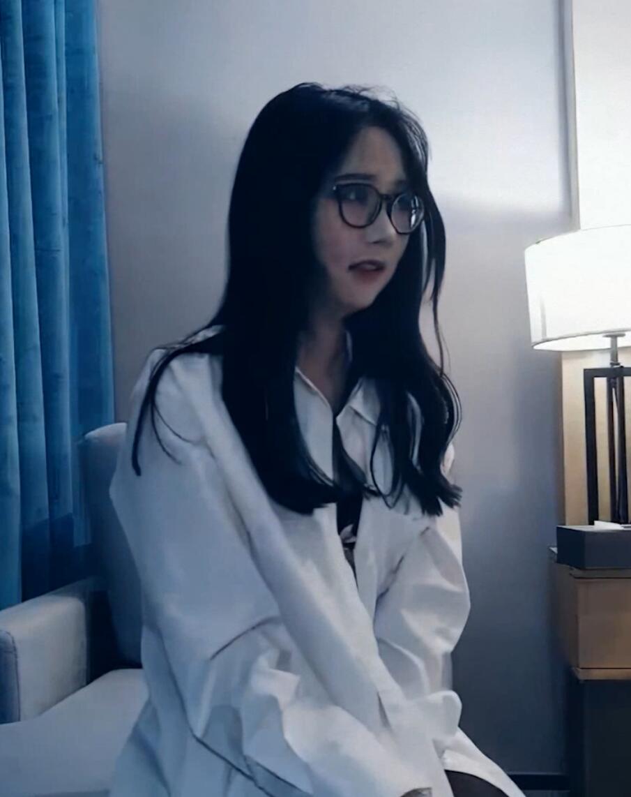 眼镜妹看着斯斯文文，结果妥妥的渣女反差婊