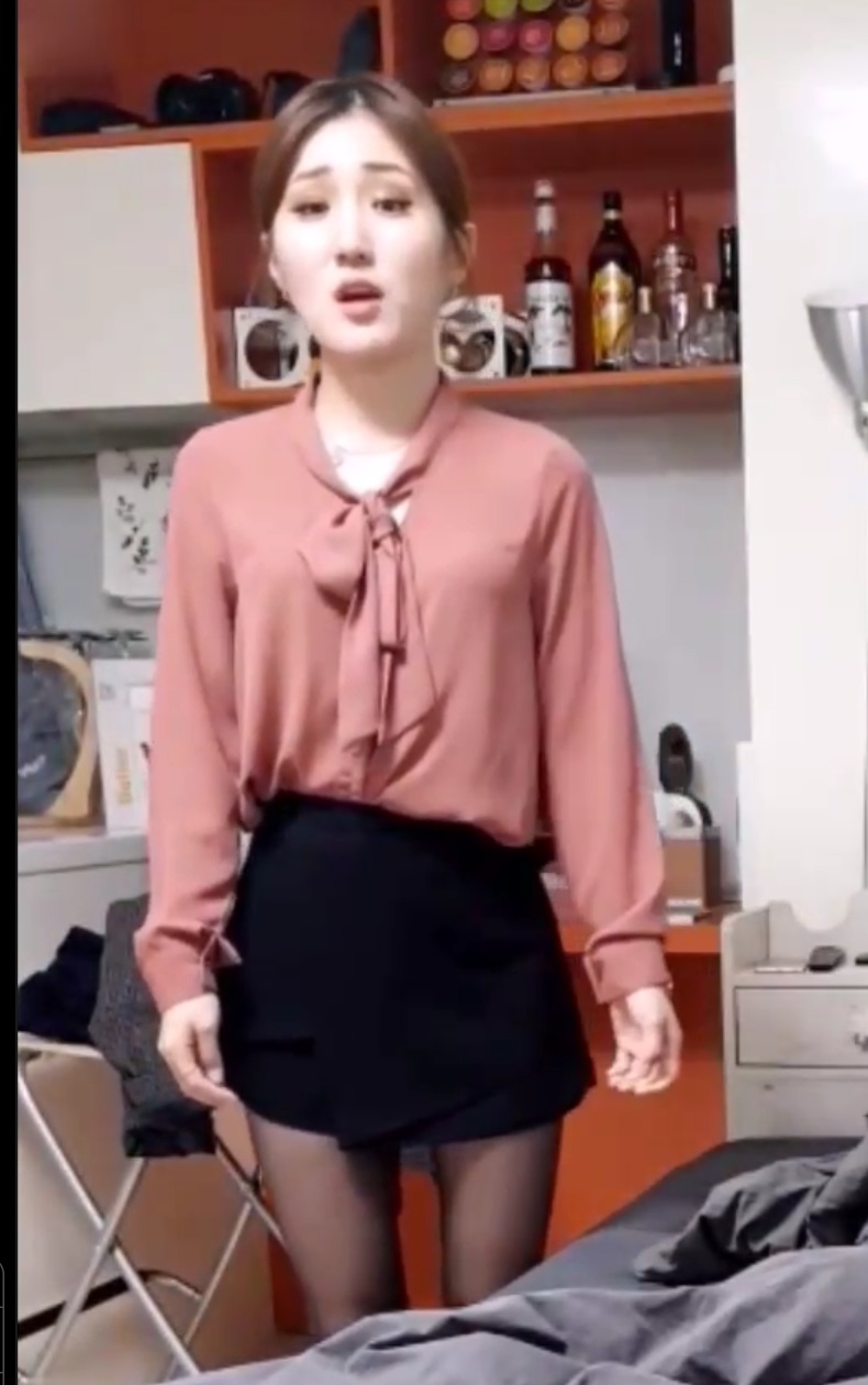 【操逼邻居少妇】邻居良家少妇太久没做爱，来家里玩超主动求着操逼，真是个骚母狗。