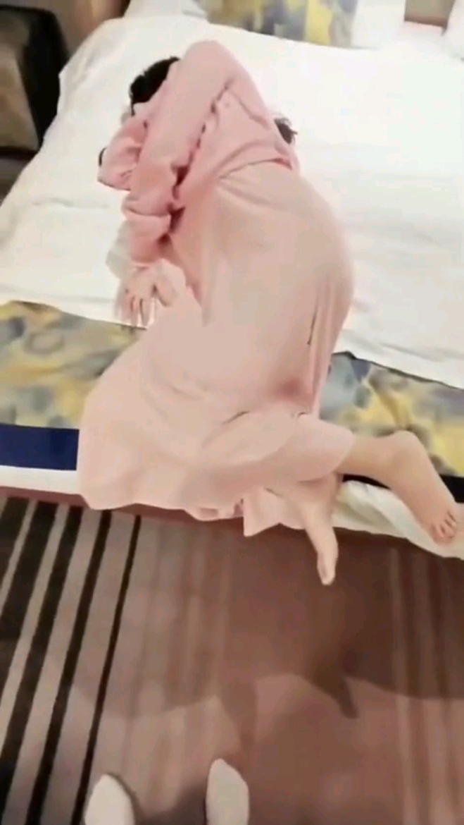 【父女乱伦】醉酒女儿被父亲带去酒店，如意操到女儿的小嫩逼！