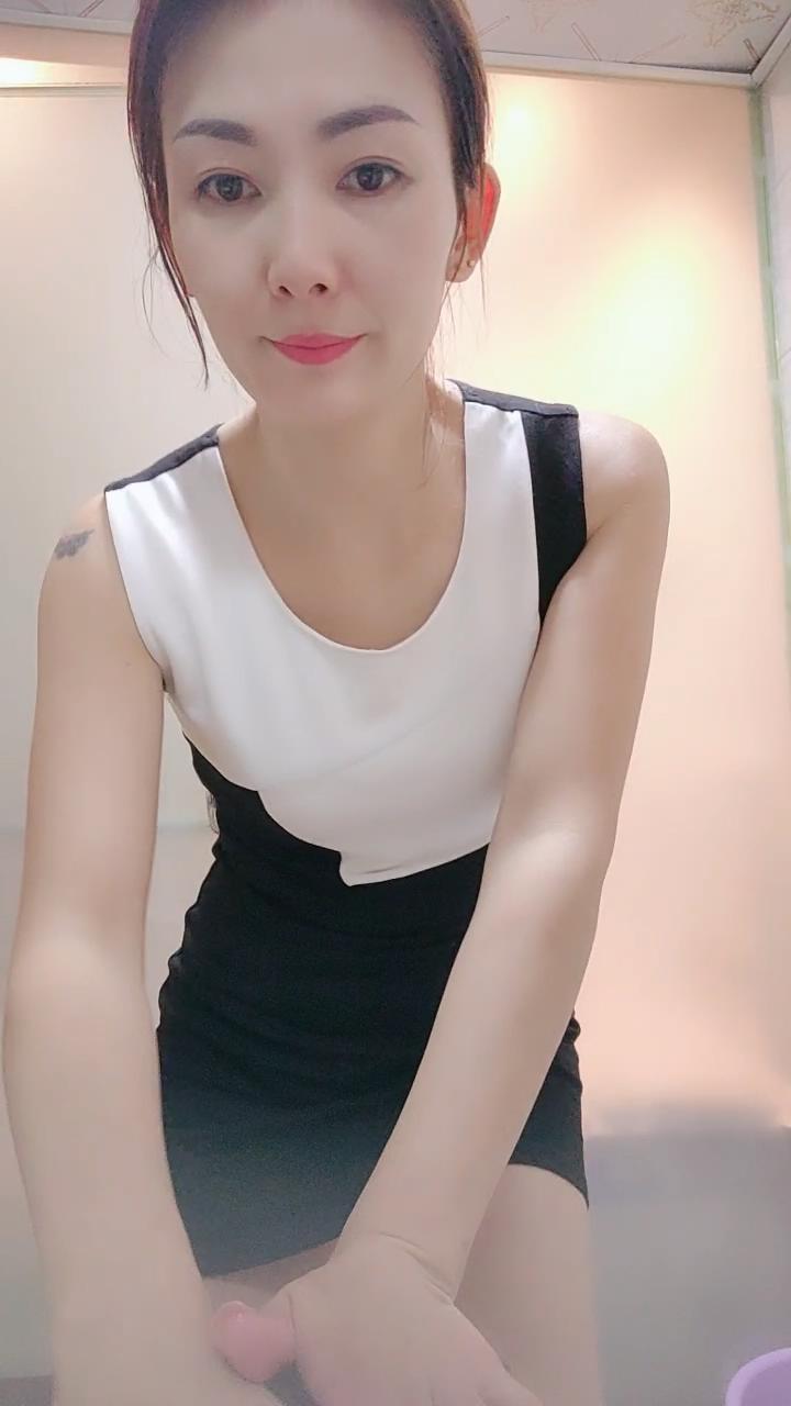气质尤物美少妇！小尺度浴室洗澡！蹲在地上掰开骚穴，贫乳湿身诱惑