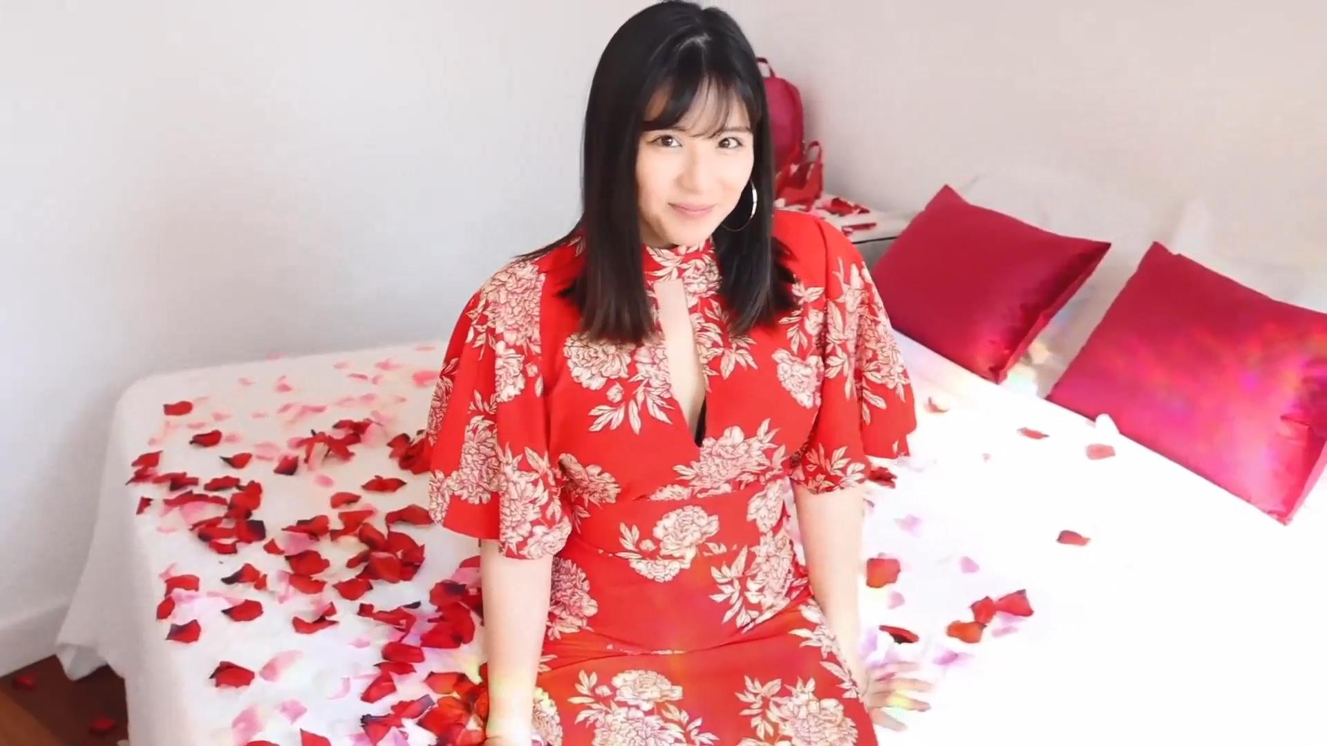 大奶美女吃鸡啪啪 好浪漫鲜花铺地 被大吊男友无套输出 内射 笑容好可爱