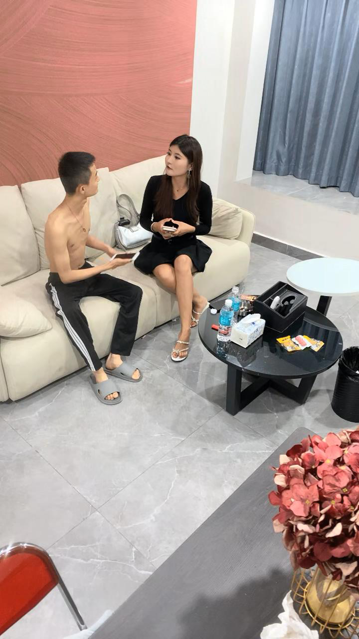 【精品探花阿伟】深夜约操巨乳陪酒妹，肉感身材一对豪乳，肥臀沙发骑乘，双腿肩上扛一顿输出