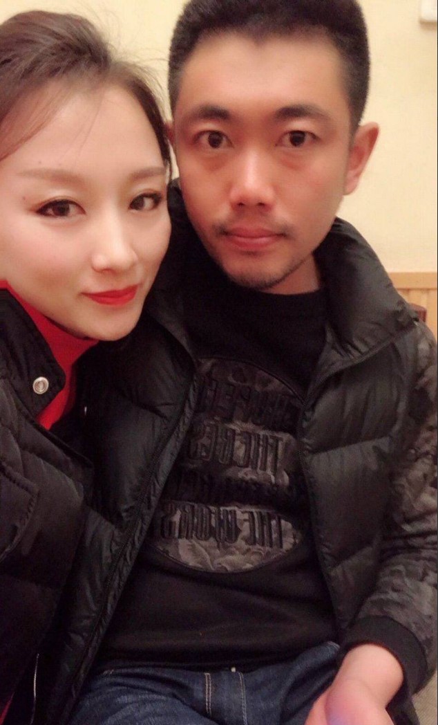 绿帽姚老板的骚娇妻淫秽视频泄密 嫌老公器小 找大屌双猛男操 十足的绿帽娇