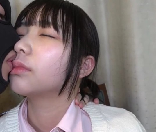 微胖的身材一双饱满的大奶被套头男中出