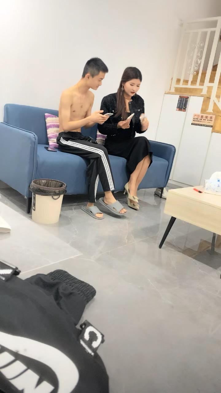 【精品探花阿威】约操尤物外围美女，大长腿美乳，穿上黑丝沙发后入，小马拉打车，搞的多是水