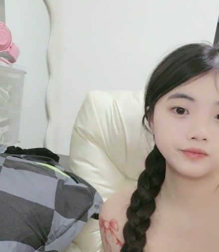 麻花辫颜值美少女！ 妹妹初下海！丰乳大肥臀，多毛骚逼道具自慰