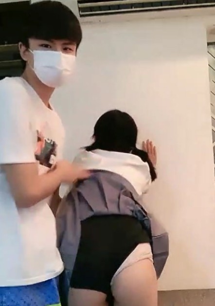 1 刚成年双马尾小萝莉和男友居家操逼揉捏白嫩奶子后入猛顶妹子开心了无毛嫩穴主动骑乘