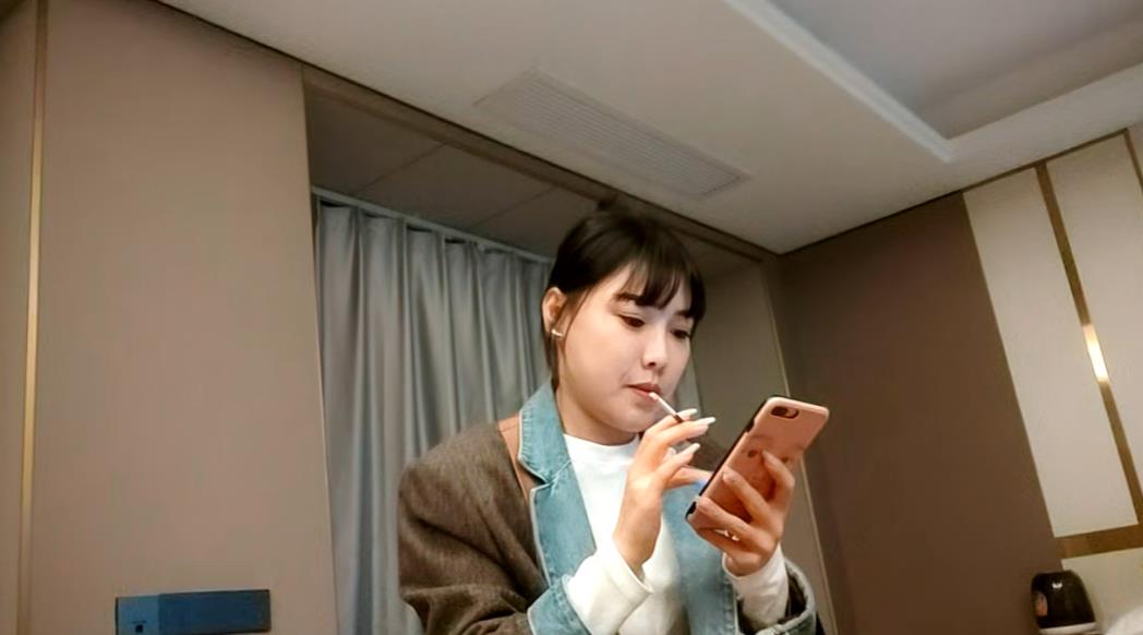 撸管佳作，绝对精品，约操外围小少妇，颜值还不错，趴在身上一顿舔，床上侧入爆操骚穴