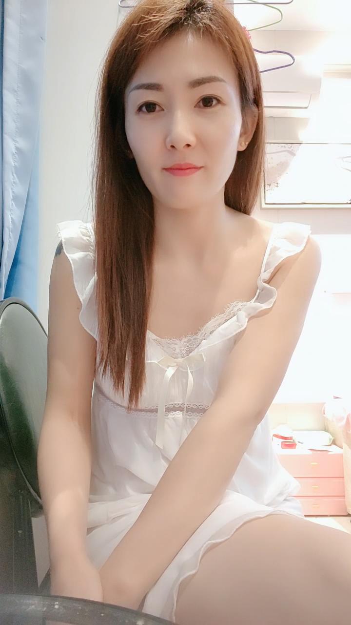 撸管佳作，绝对精品，气质尤物美御姐！新人近期下海！应要求小秀一波，撩起性感睡衣摸穴，浴室蹲着掰穴