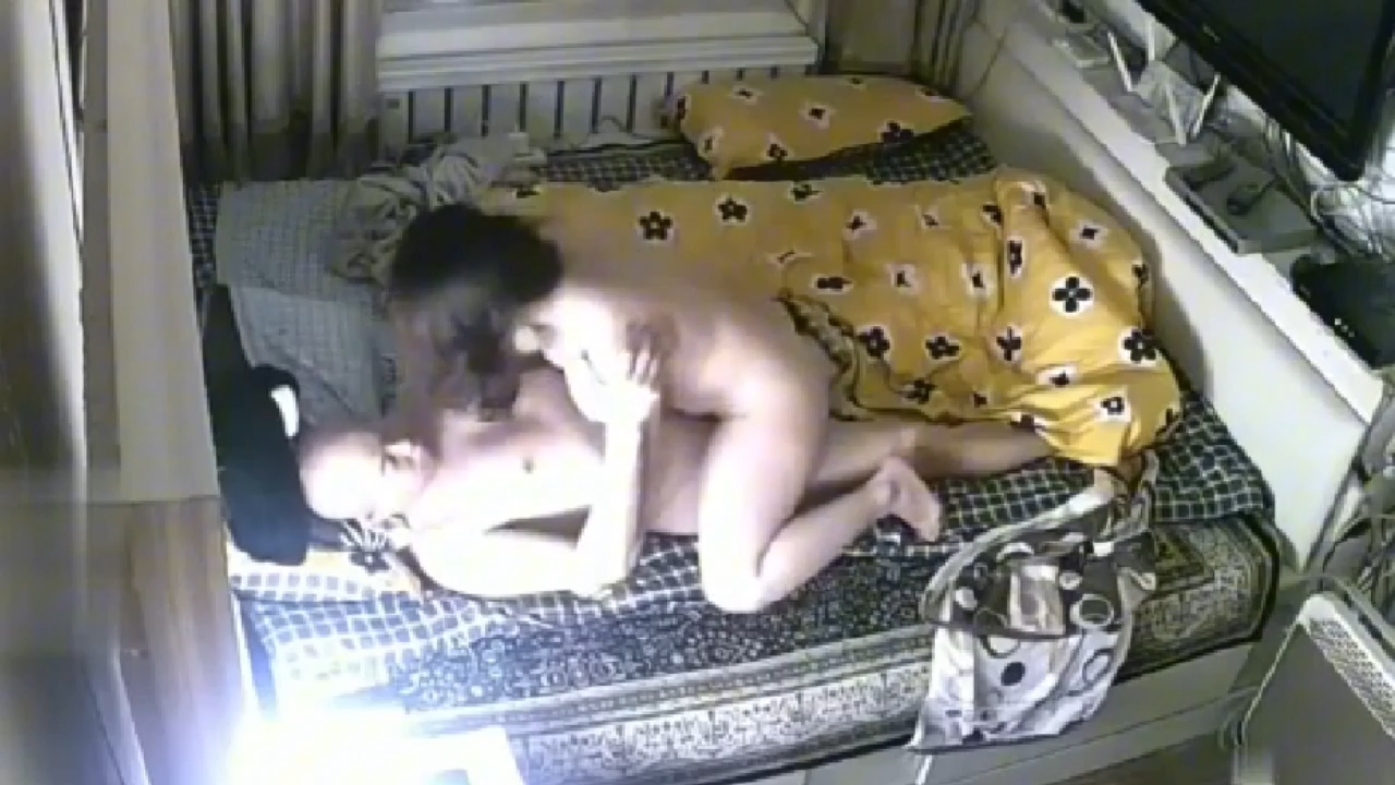 【父女乱伦】360摄像头,光头老爷子大战风骚女儿,真实刺激对白