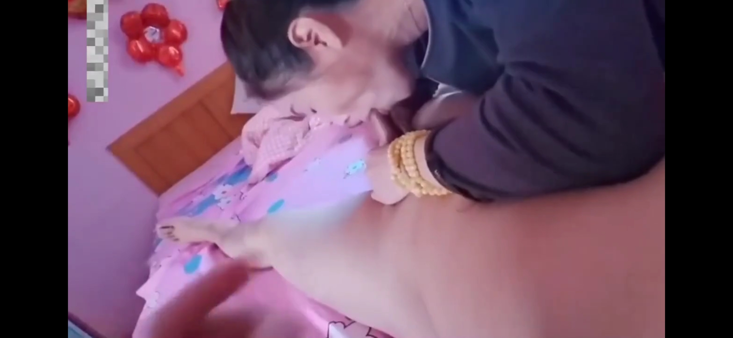 趁媳妇不在家，女婿和风韵犹存的丈母娘偷情乱伦，丈母娘还很主动，看来也憋坏了！