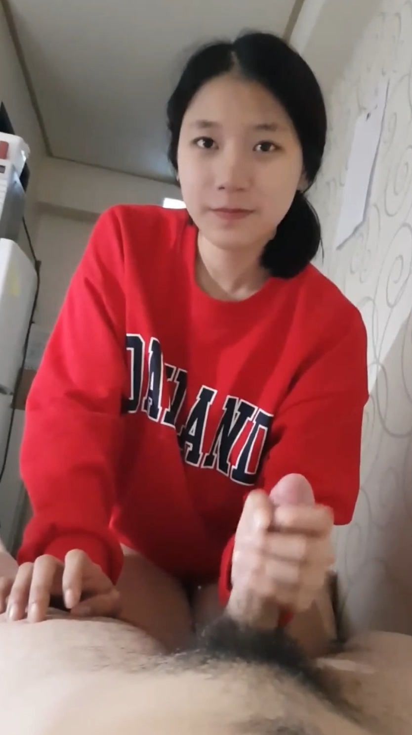 【真实乱伦研究生骚货小姨子】精彩刺激对白，趁着老婆不在家，乱伦漂亮甜美小姨子，永远操逼操不够。