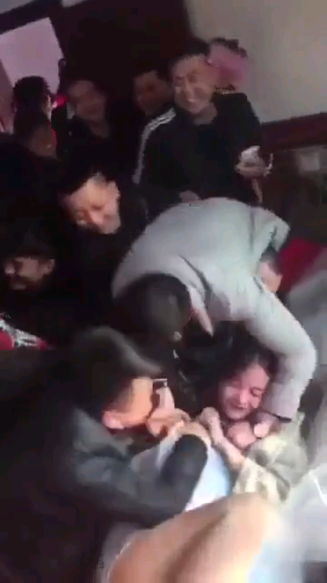 【网曝黑料】离奇的婚闹，新娘伴娘被调戏轮奸！