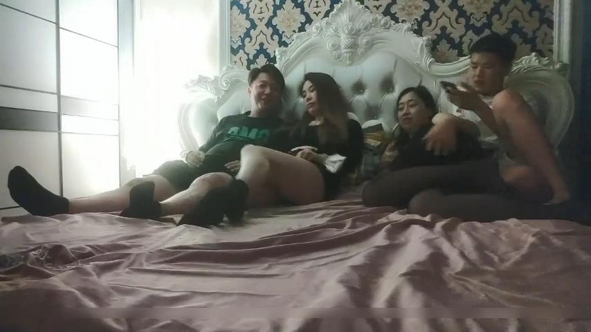【高质量优质换妻】8.27 偷拍 新人夫妻~玩牌脱衣~4P轮操 ，颜值不错少妇，一线天肥美鲍鱼，交换伴侣