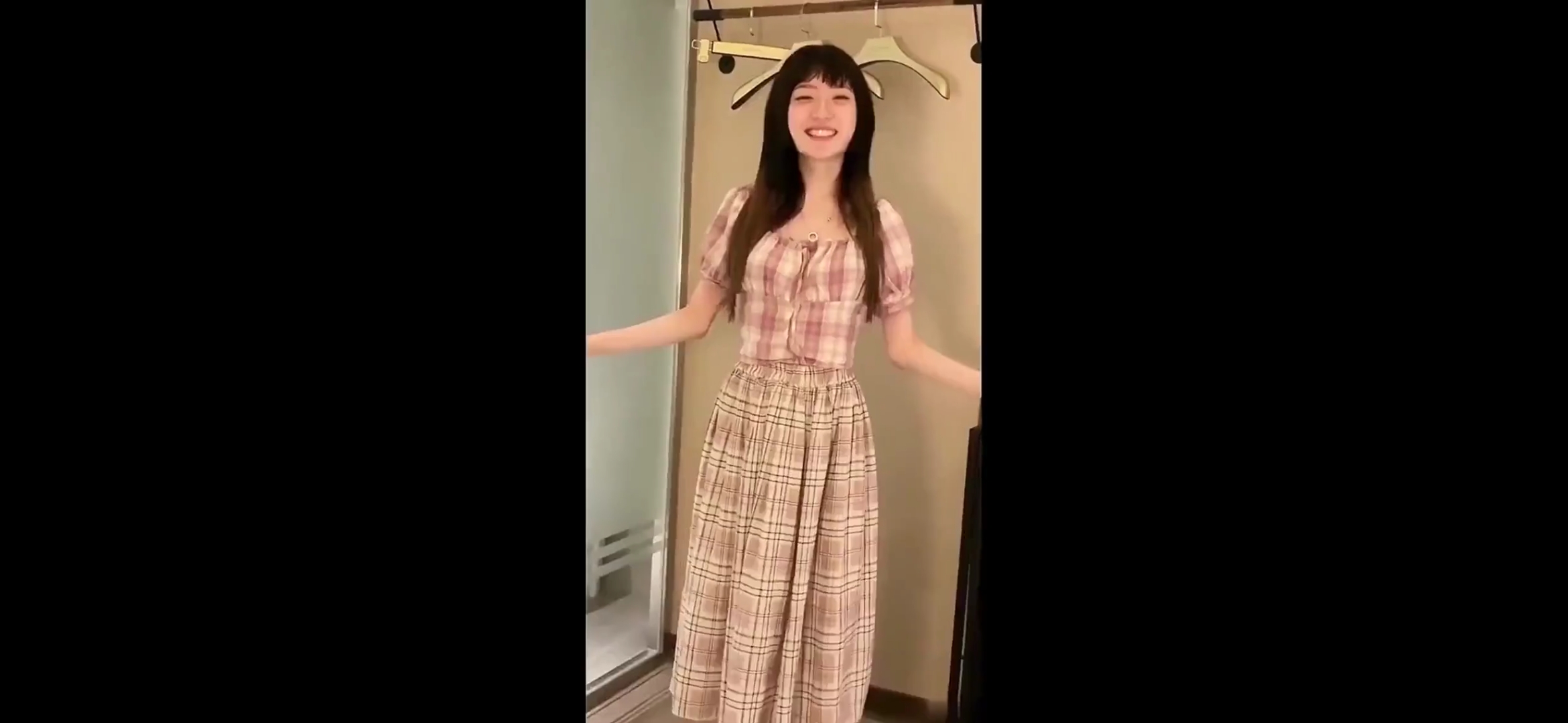 传媒大学骚女『吴嘉宜』男炮友约炮，自拍不雅视频，被灵魂拷问性爱史，边吃大屌边作答！