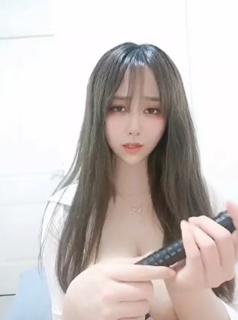 巨乳美少女剧情演绎乳夹大肉棒舔舐乳粒扣穴潮吹