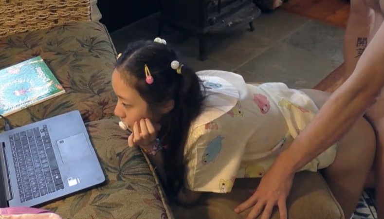 1#某校无毛B年轻学生妹，被外教英语老师各种调教啪啪啪骚妹看着黄片发骚被后人猛插
