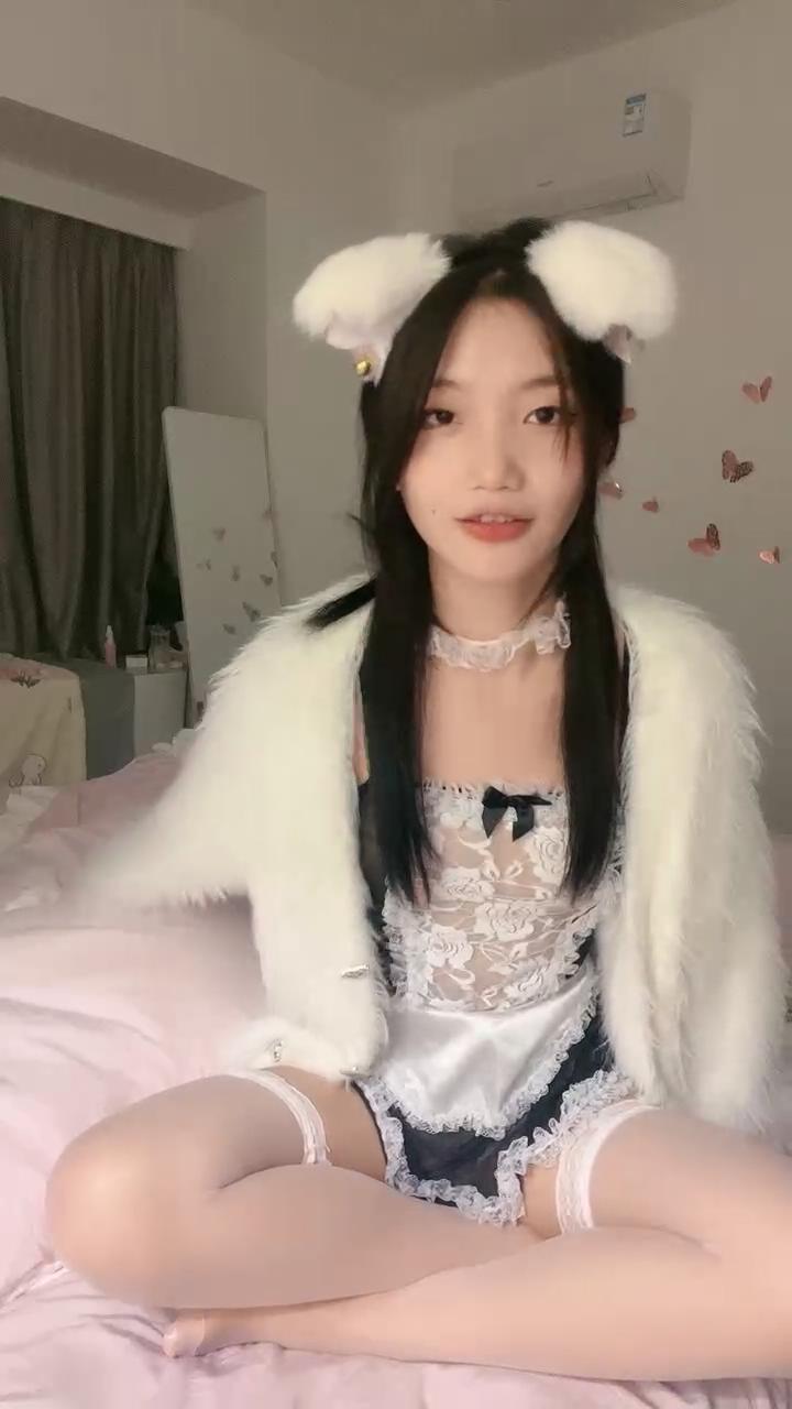 【撸管佳作，绝对精品】，极品尤物新人美少女！应要求收费房大秀！情趣女仆装，一脸呆萌，贫乳无毛骚穴，自摸手指插入扣弄