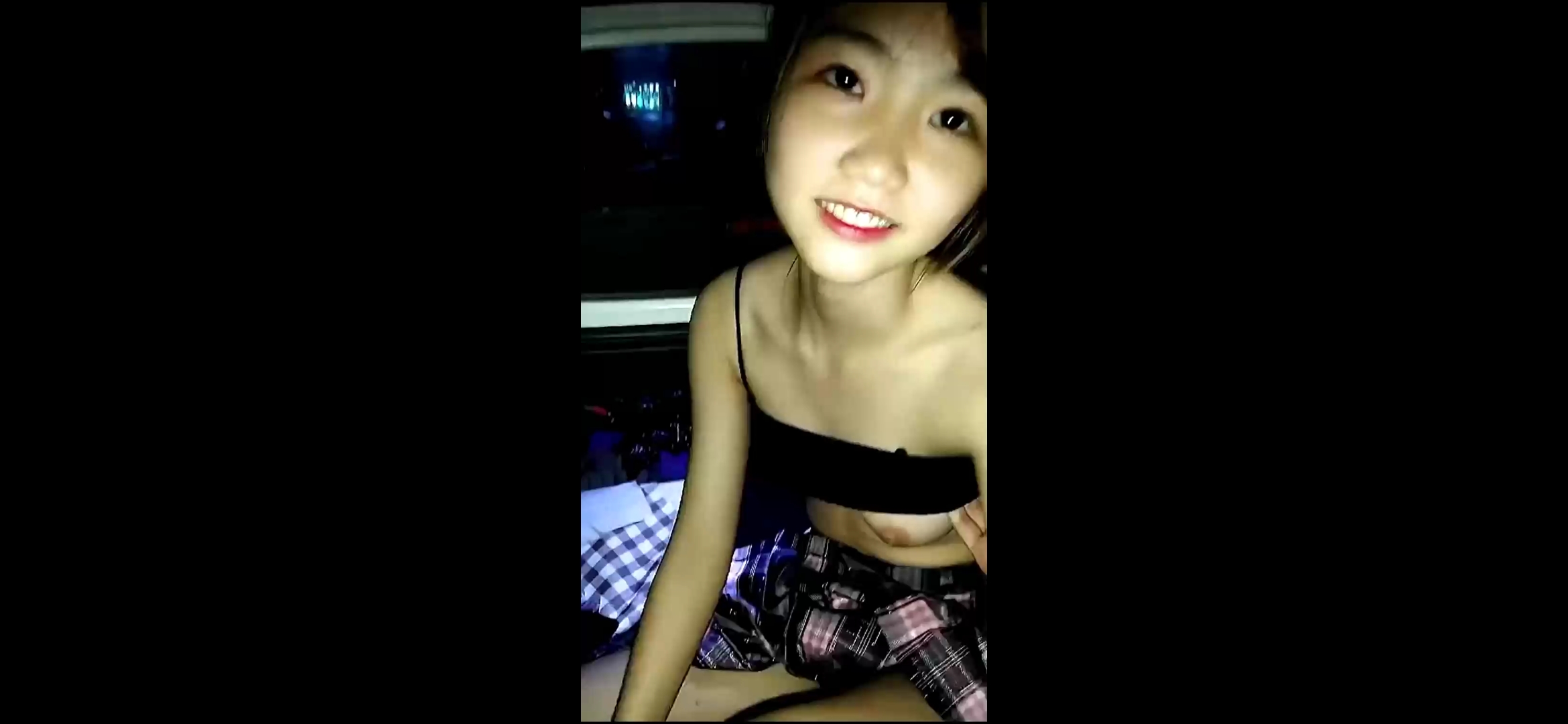 凌晨三点半几个00后驱车到郊外打野战，小萝莉怕鬼，男主说应该是鬼怕我们！