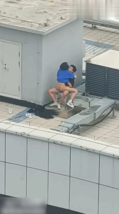小情侣寻刺激跑天台啪啪