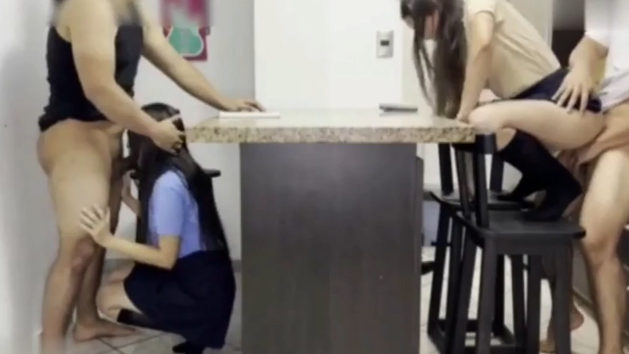 两兄弟在厨房比赛操女儿，看谁更持久