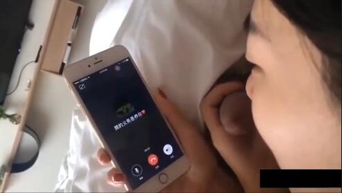 电话偷情淫妻少妇出轨情夫边吃鸡吧边打电话给老公