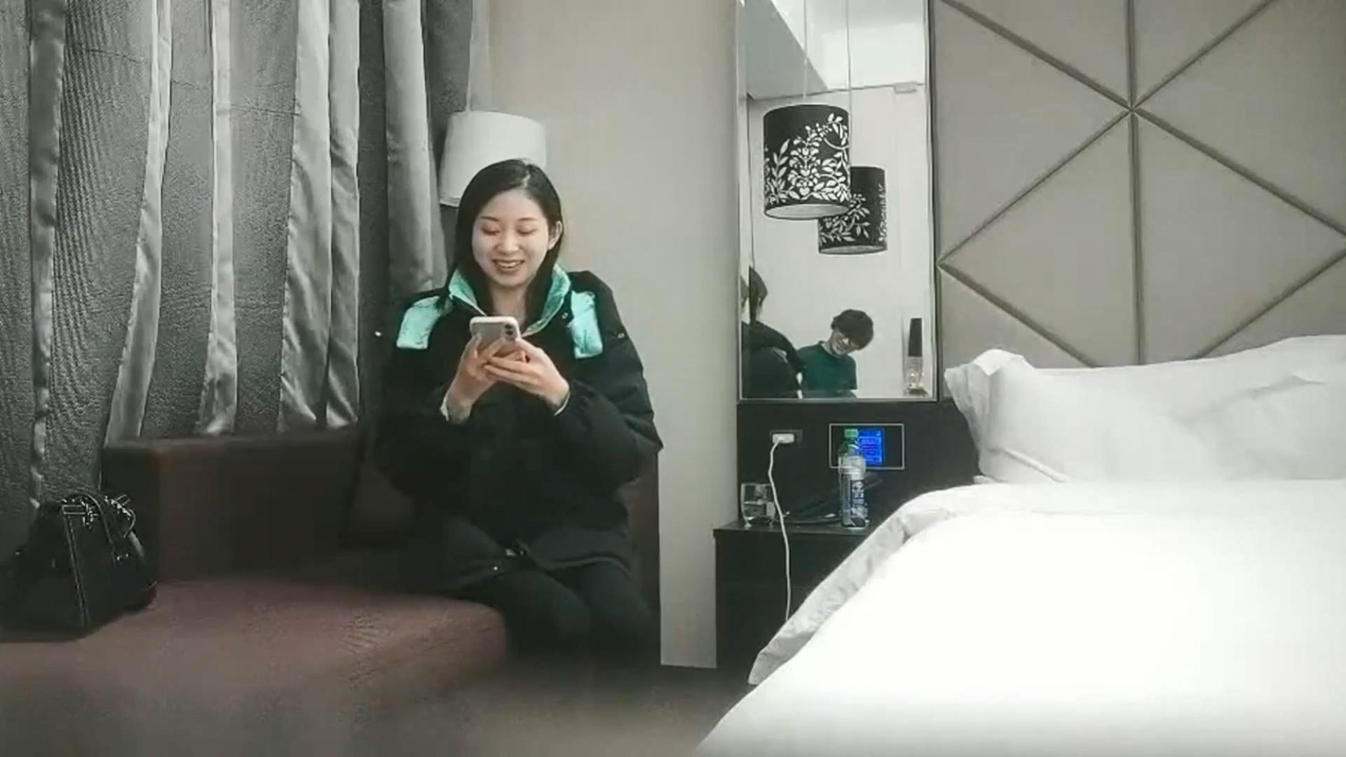 漂亮美女69吃鸡舔逼 舒不舒服 嗯 喜不喜欢这根鸡吧 嗯 看着清纯有点羞答答的妹子