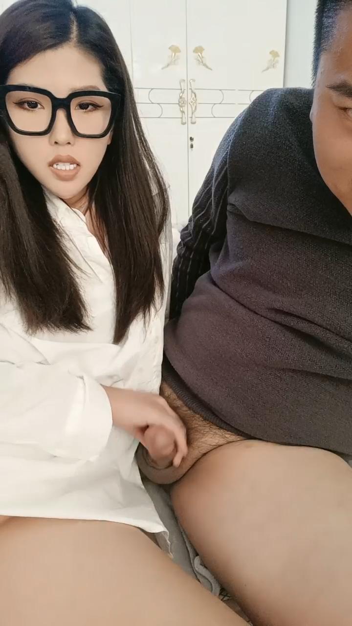 大哥的极品骚女友，全程露脸风骚的大奶子，让大哥揉奶玩逼，口交大鸡巴舔逼逼，表情真骚，压在身下爆草蹂躏