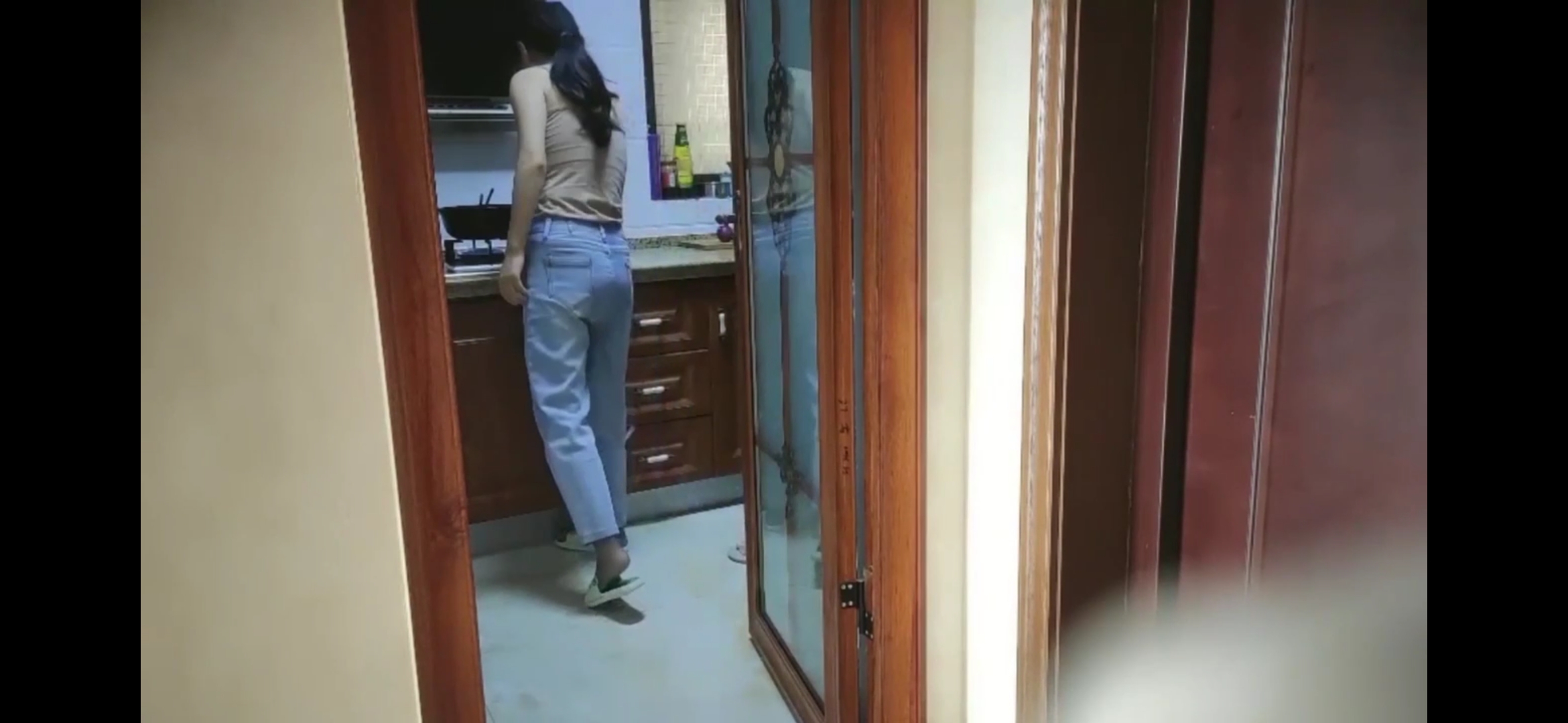 小叔子趁嫂子正在厨房做饭提枪后入，嫂子立马发出呻吟声回应！
