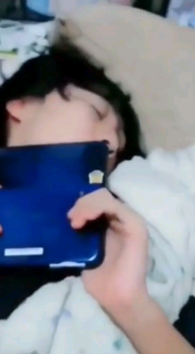 【父女乱伦】50岁禽兽父亲在家操大学生女儿!