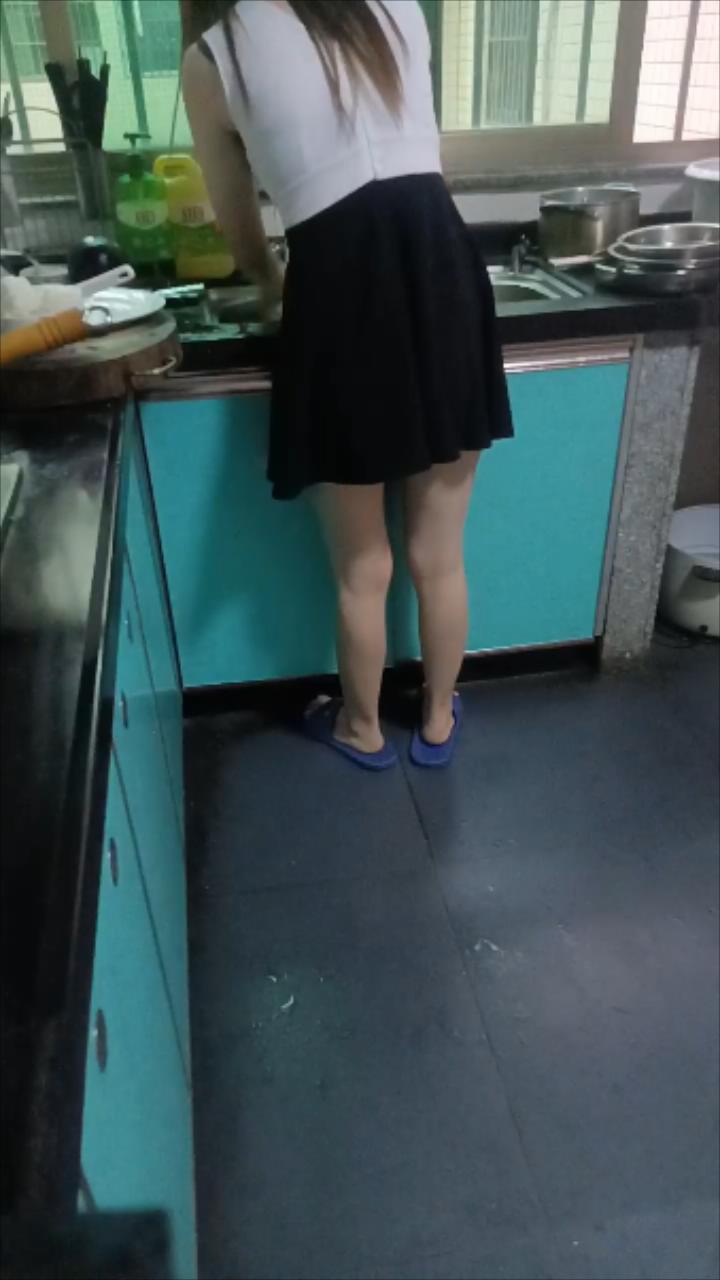 【撸管佳作，绝对精品】勾搭在厨房忙碌的嫂子啪啪，卧室直接强硬扒光，揉奶玩逼大鸡巴插进去瞬间就臣服了