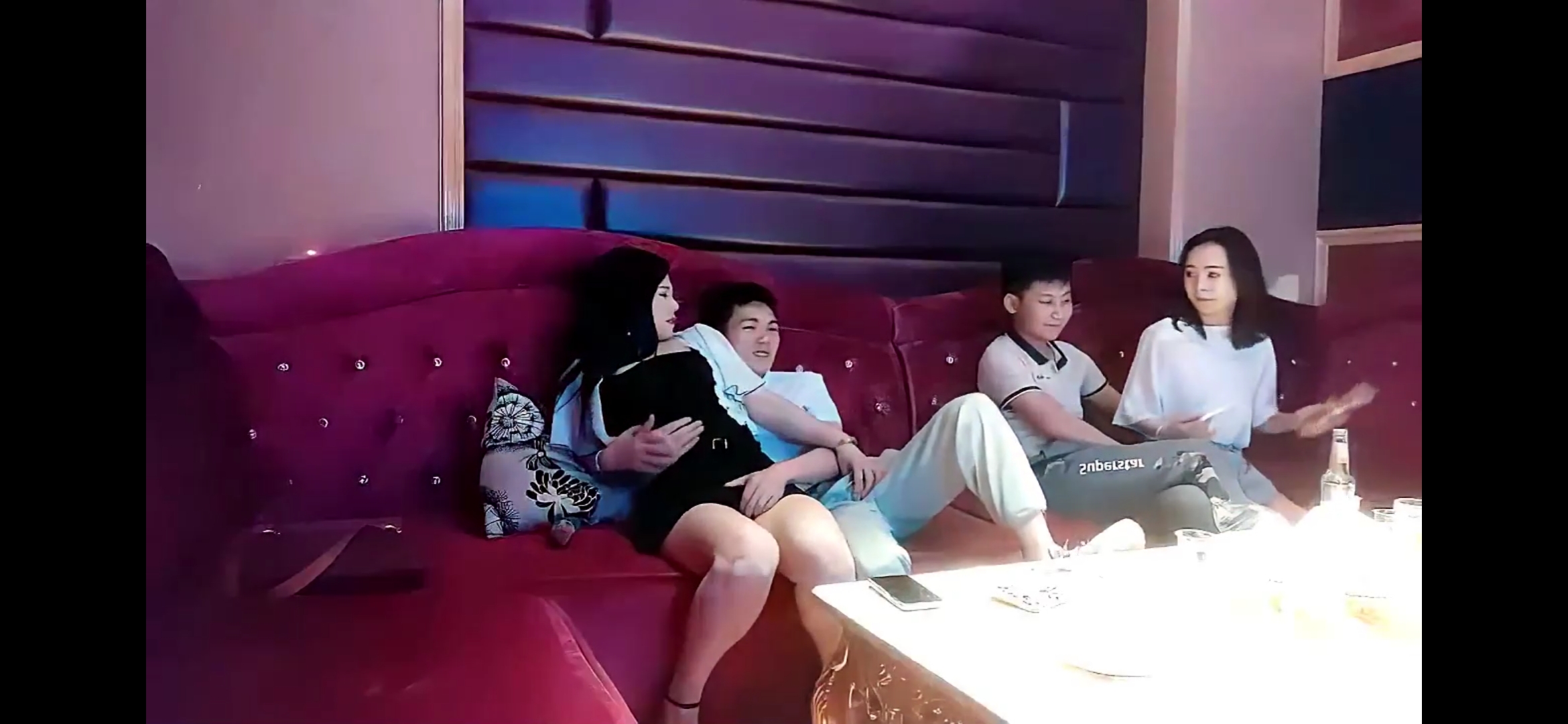 歌厅探花深夜场，叫了两个妹子一人一个，沙发上翘起屁股后入撞击，抬起双腿猛操得大奶子晃动！
