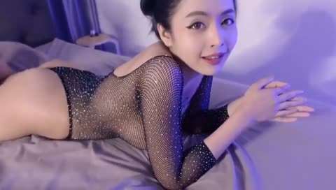 极品黑丝带钻的萝莉美女没想到床上那么骚