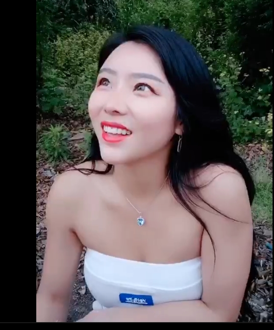 【网曝大瓜】好刺激的对白，某平台网红，直播勾引护林员！逼和屁眼都被操了！