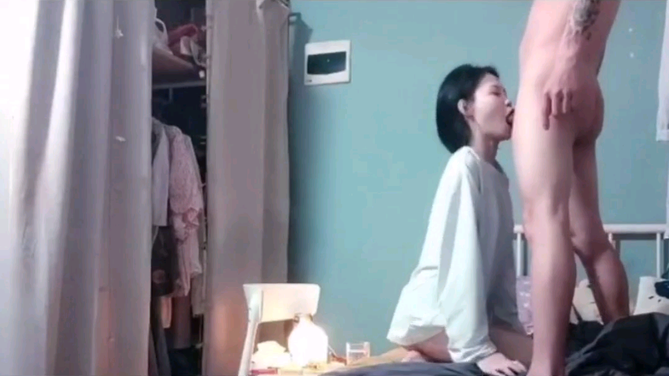 【极品反差婊】精神小伙吧瘦弱学生妹带回家各种暴操!