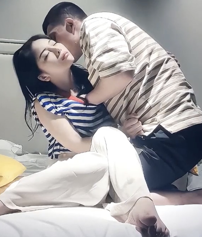 【真实情侣做爱记录】真实精彩对白，超级漂亮极具诱惑力的小姐姐和健身男友酒店做爱，激情啪啪啪。
